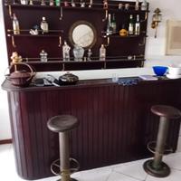 mobile bar in massello di mogano con due sgabelli 