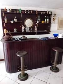 mobile bar in massello di mogano con due sgabelli 