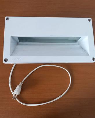 Applique in ferro bianco con lampadina
