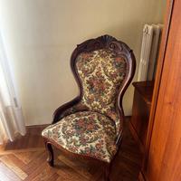 Sedia in legno con ricami