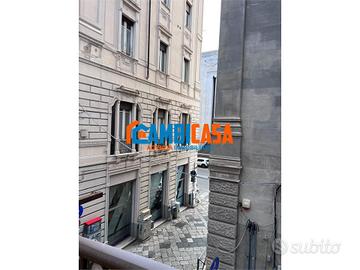 Via Roma/via Valverde - Palazzo di 3 livelli.