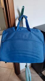 borsone blu capiente con tracolla 