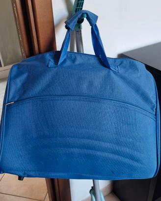 borsone blu capiente con tracolla 