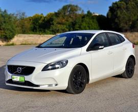 VOLVO V40 D2