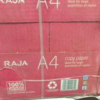 Risme di carta A4 per stampante e fotocopiatrice