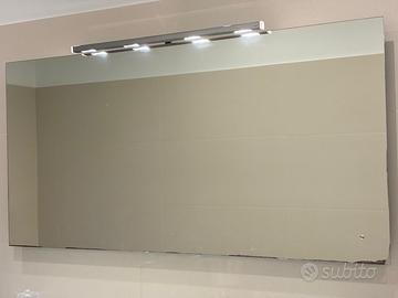 Grande specchio da bagno 138 × 66 cm con lampada L