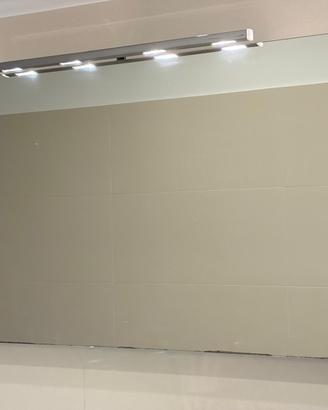 Grande specchio da bagno 138 × 66 cm con lampada L
