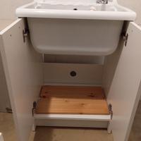 Lavabo con ante e rubinetteria 