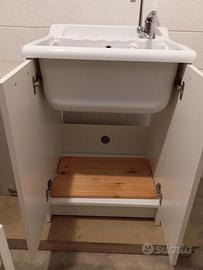 Lavabo con ante e rubinetteria 
