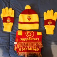 cappellino con guanti e sciarpa da tifosi de roma