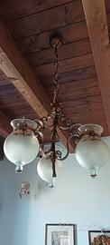 lampadario in ferro battuto.