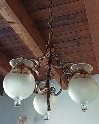 lampadario in ferro battuto.