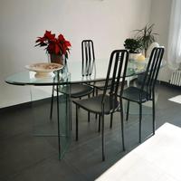 Tavolo di cristallo con sedie