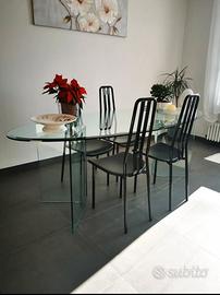 Tavolo di cristallo con sedie