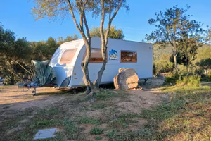 Roulotte KNAUS SUDWIND 550 custodita in Sardegna