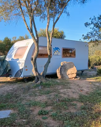 Roulotte KNAUS SUDWIND 550 custodita in Sardegna