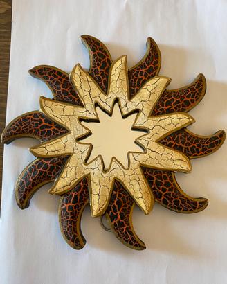 Specchio da parete a forma di sole.