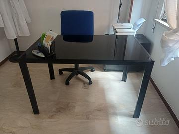 Tavolo o scrivania nero in vetro