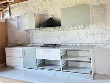 Cucina con lavabo piano cottura e lavastoviglie