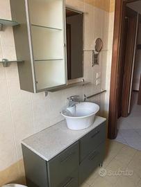 Mobile da bagno con ampia base, lavabo, specchiera