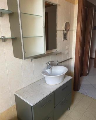 Mobile da bagno con ampia base, lavabo, specchiera
