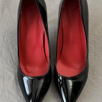 Décolleté nere con tacco a spillo – interno rosso