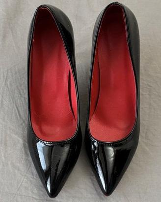 Décolleté nere con tacco a spillo – interno rosso