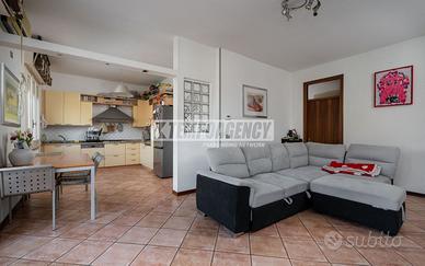BIFAMILIARE CON DUE QUADRILOCALI, DUE GARAGE E GIA