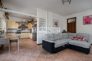 BIFAMILIARE CON DUE QUADRILOCALI, DUE GARAGE E GIA
