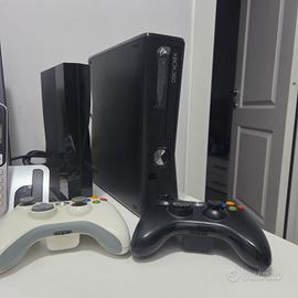 Xbox 360 Slim 250GB – 2 Controller Originali.