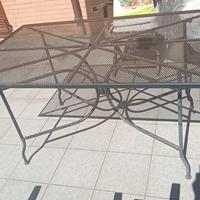 Tavolo in ferro da terrazzo o giardino
