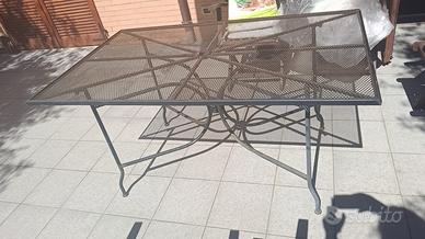 Tavolo in ferro da terrazzo o giardino