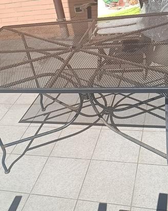 Tavolo in ferro da terrazzo o giardino