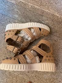 Sandali Buffalo con borchie