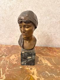Donna in ottone su base di marmo rossi?