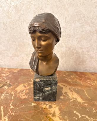 Donna in ottone su base di marmo rossi?
