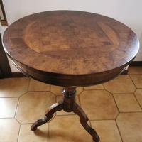 Tavolino in legno con scacchiera