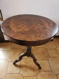 Tavolino in legno con scacchiera