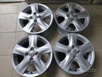 Cerchi in lega da 15 pollici per Toyota yaris