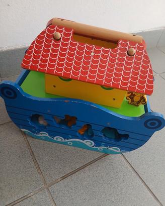 Barca in legno con animali