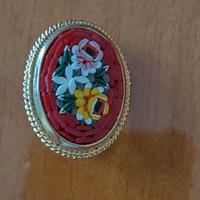 Spilla di bigiotteria con decorazione floreale