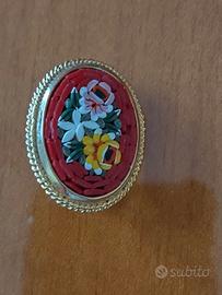 Spilla di bigiotteria con decorazione floreale