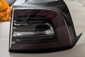 Faro posteriore dx per Tesla Model Y o Model