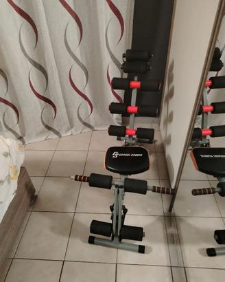 Bicicletta e atrezzo per addominali
