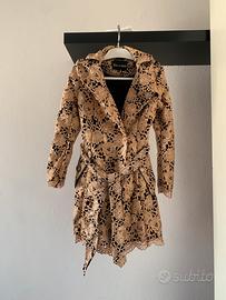 Trench in pizzo floreale beigi e nero con cintura