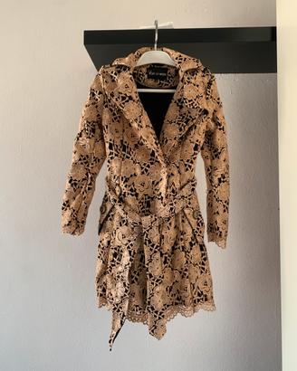 Trench in pizzo floreale beigi e nero con cintura