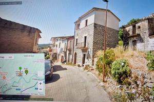 Immobile con pietre a vista 3 livelli con terreno