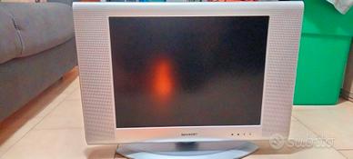 TV color SHARP con telecomando.