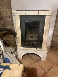 Stufa a legna in ceramica bianca