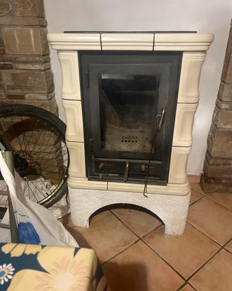 Stufa a legna in ceramica bianca
